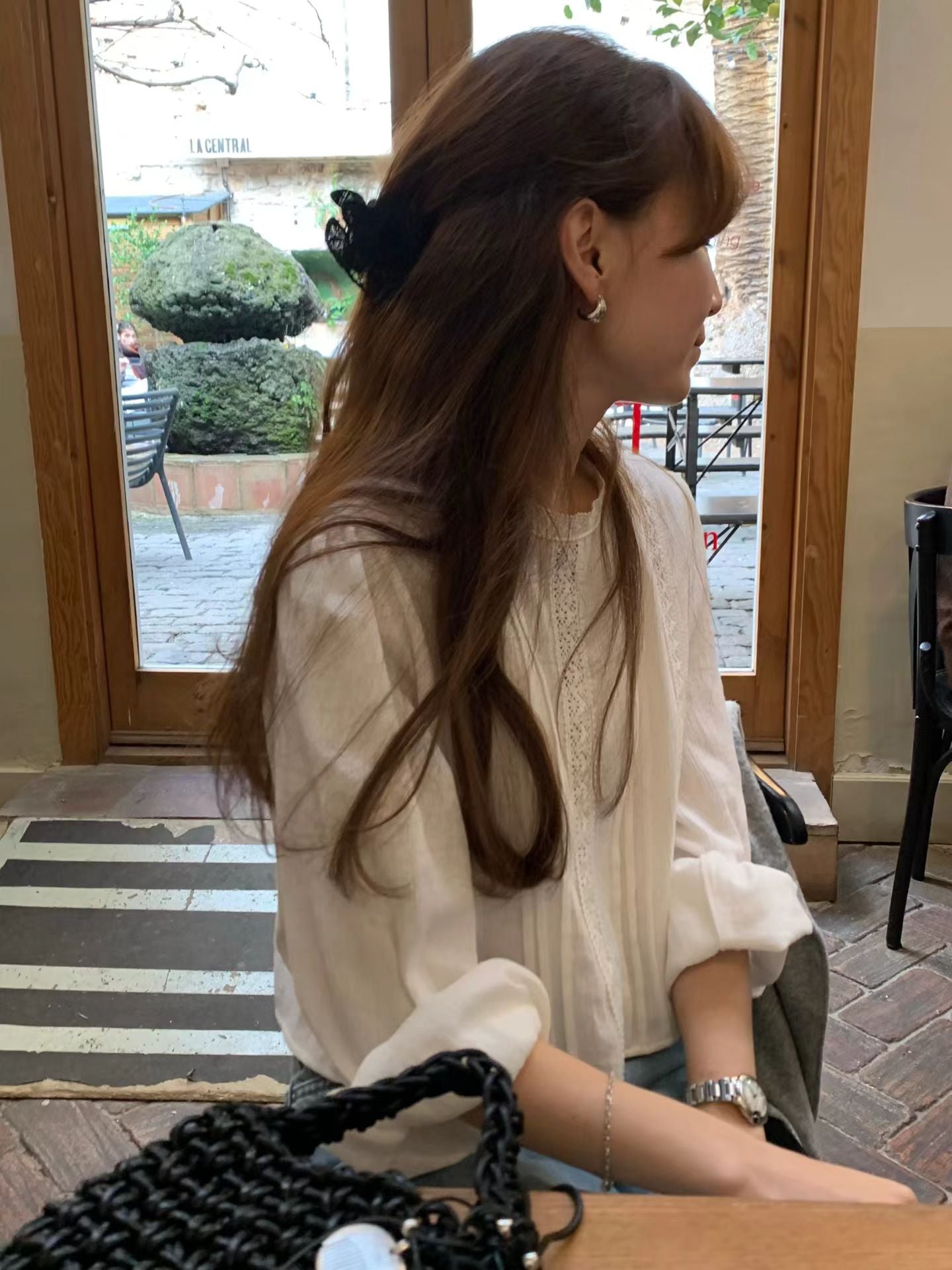 春蕾絲雕花上衣